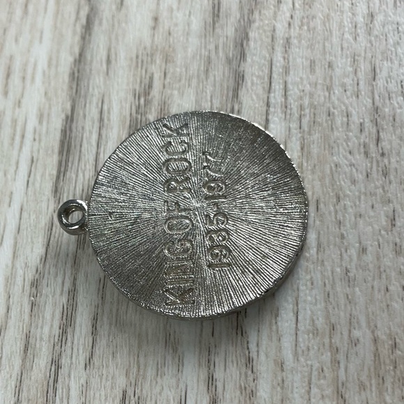 ELVIS KING OF ROCK VINTAGE COLLECTIBLE MEDALLION 1935-1977 RARE Pendant - Picture 6 of 6